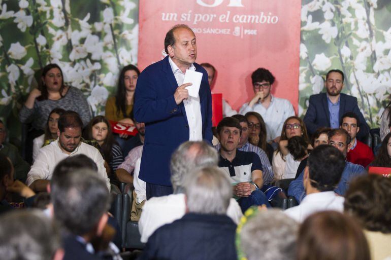 El candidato a la presidencia de la Xunta de Galicia por el PSdeG PSOE, Xoaquín Fernández Leiceaga, durante su intervención en el mitin celebrado en Pontevedra