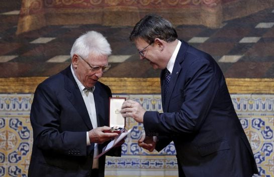 GRA067. VALENCIA, 09/10/2015.El cantautor Raimon (i), recibe de manos del president de la Generalitat, Ximo Puig, la Alta Distinción con motivo del 9 d&#039;Octubre. EFE/Manuel Bruque.