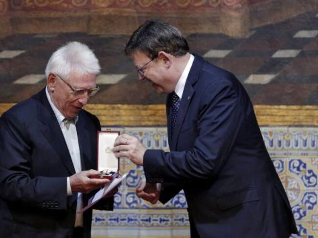 GRA067. VALENCIA, 09/10/2015.El cantautor Raimon (i), recibe de manos del president de la Generalitat, Ximo Puig, la Alta Distinción con motivo del 9 d'Octubre. EFE/Manuel Bruque.