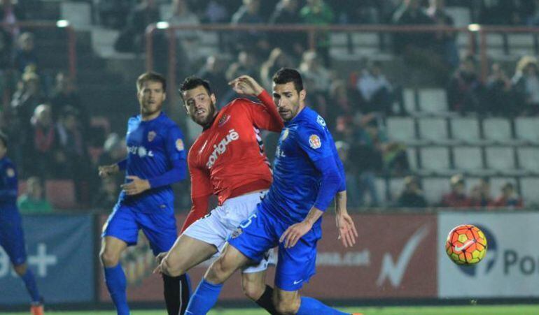 Alex López durant una acció del partit contra l'Almeria.