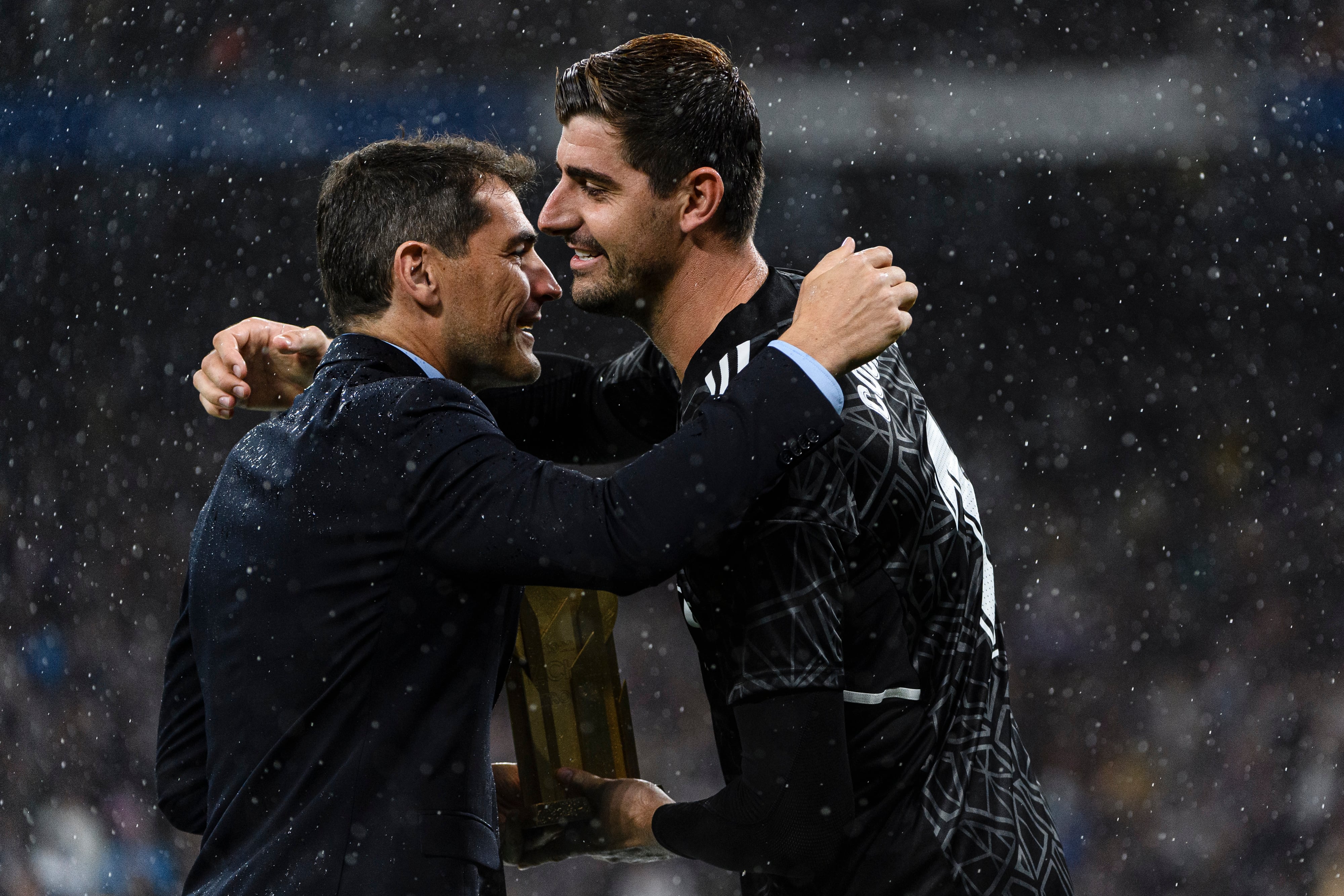 Thibaut Courtois e Iker Casillas se saludan sobre el césped del Santiago Bernabéu