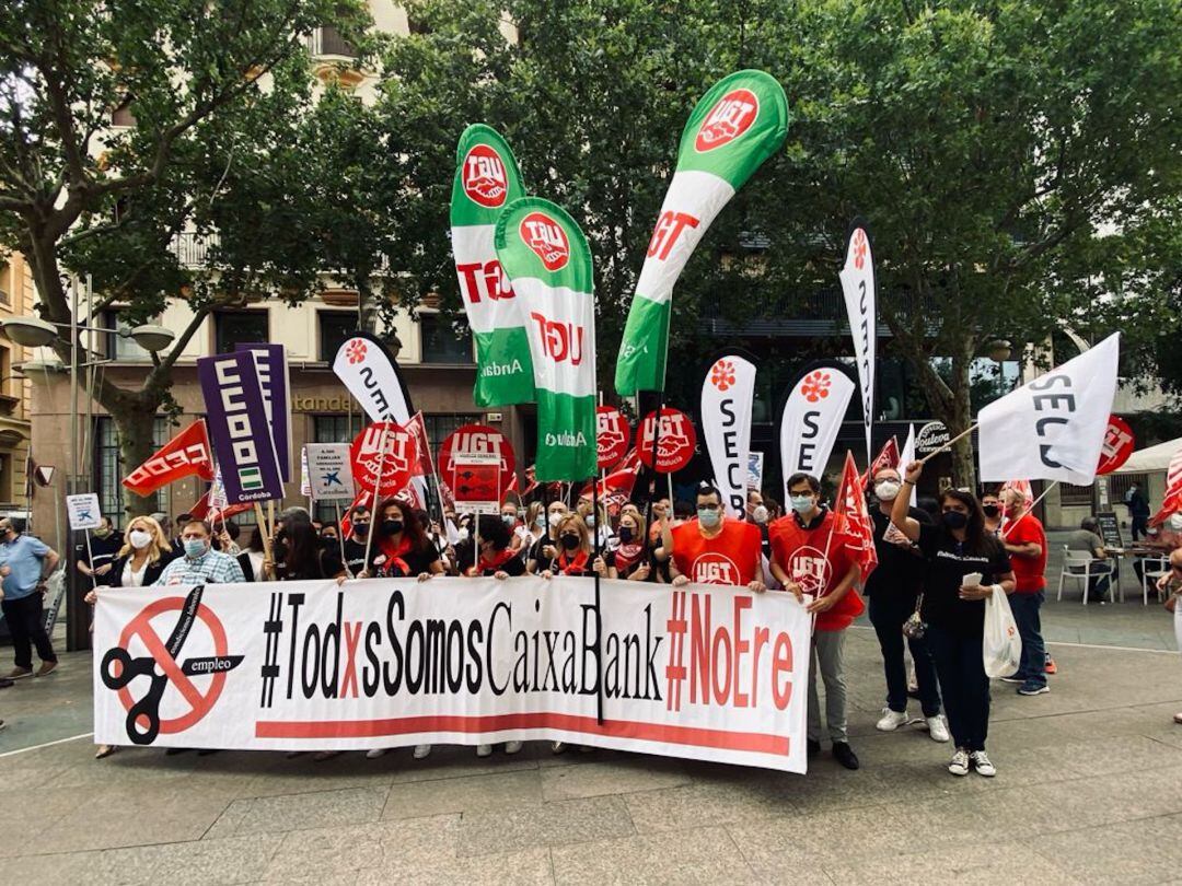 Protesta de trabajadores de Caixabank en Córdoba