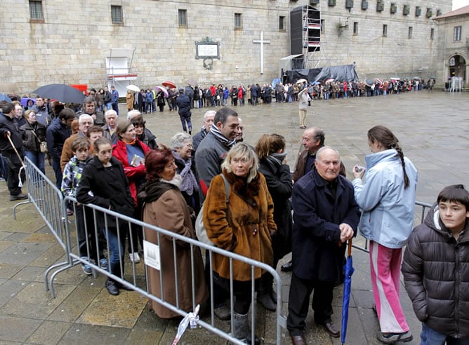 Los peregrinos aprovechan las últimas horas para pasar por la Puerta Santa de la catedral, en la plaza del Obradoiro, en Santiago de Compostela, el jueves 30 diciembre de 2010