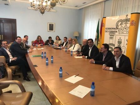 Reunión entre dirigentes del Partido Popular, Subdelegada del Gobierno Francisca Molina y el presidente de la CHG, Antonio Carlos Ramón, en la sede de la subdelegación en Jaén.