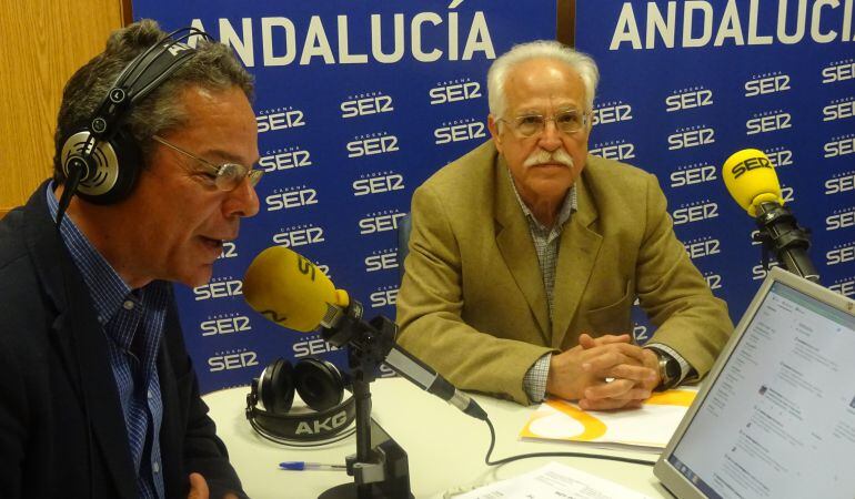 El delegado de Hacienda en el Ayuntamiento de Sevilla, Joaquín Castillo, junto al director del Hoy por Hoy Sevilla, Salomón Hachuel