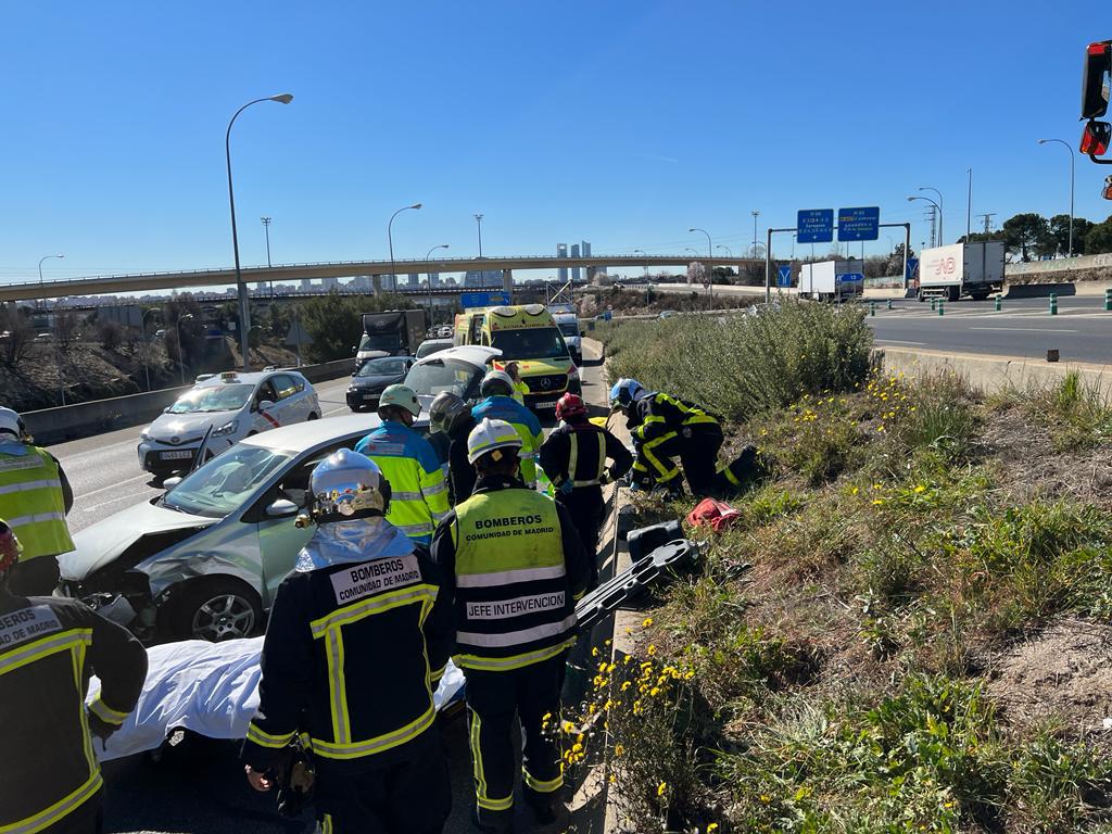 Servicios de Emergencia 112 atienden a las dos víctimas del accidente en la A-1, a la altura del término municipal de Alcobendas