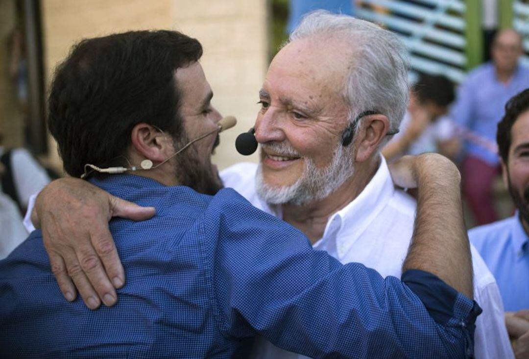 Julio Anguita abraza a Alberto Garzón durante un acto en Córdoba