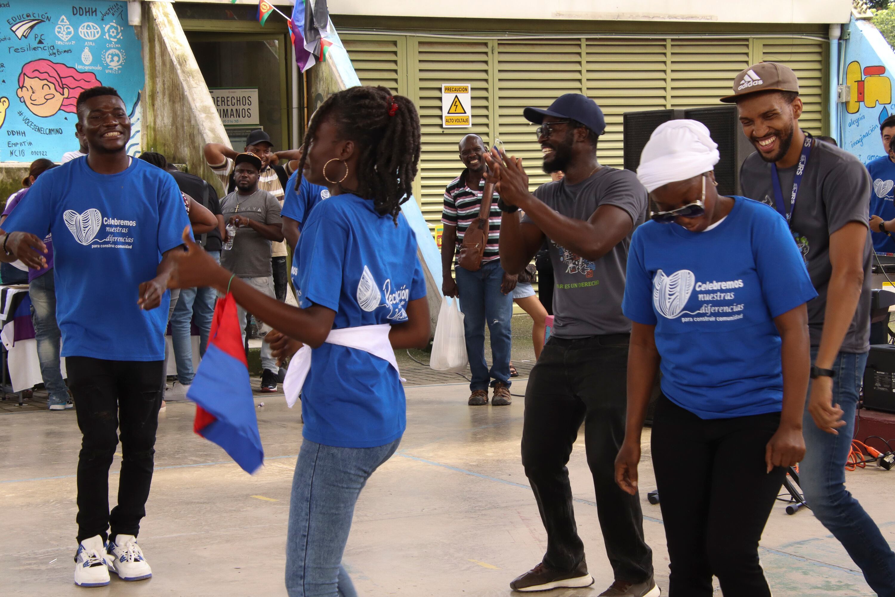 MEX6009. TAPACHULA (MÉXICO), 20/06/2025.- Personas participan en la celebración del día mundial del refugiado este viernes, en Tapachula (México). La Coordinadora de la oficina del Servicio Jesuita a Refugiados (SJR), América Pérez, dijo a EFE, que este día se reconoce la resistencia de las personas que tienen que huir de su país, no por decisión propia, sino que se les obliga a eso. EFE/ Juan Manuel Blanco
