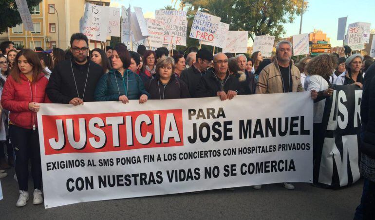 La familia de José Manuel se manifestaba junto a la Marea Blanca para pedir que el "SMS ponga fin a los conciertos con los hospitales privados"