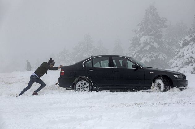 FOTOGALERÍA | Coche atrapado en la nieve en el Alto de El Perdón en Navarra.