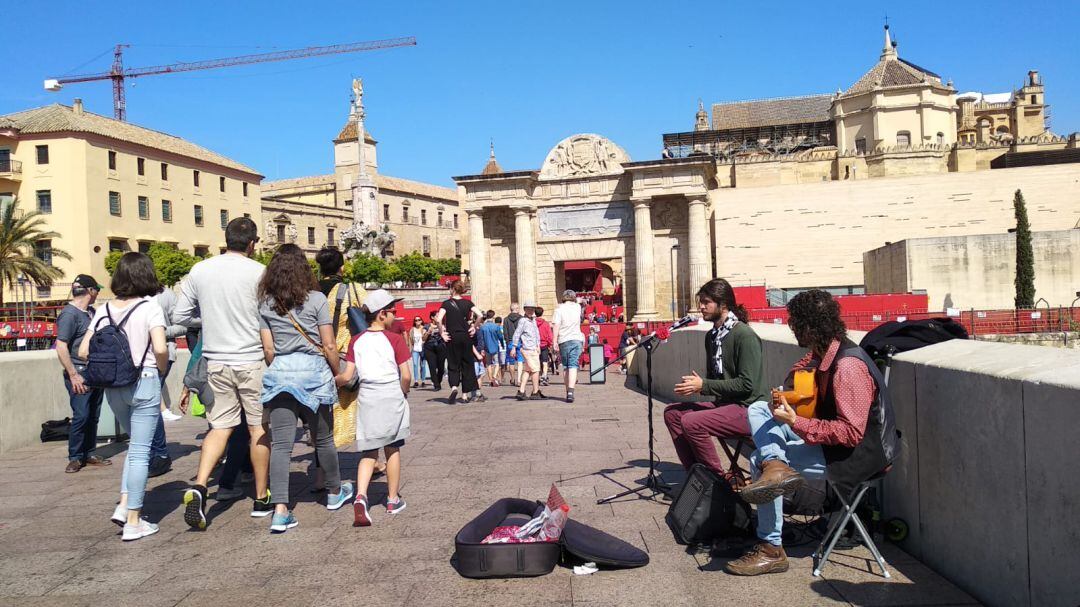 Turistas paseando por el Puente Romano 