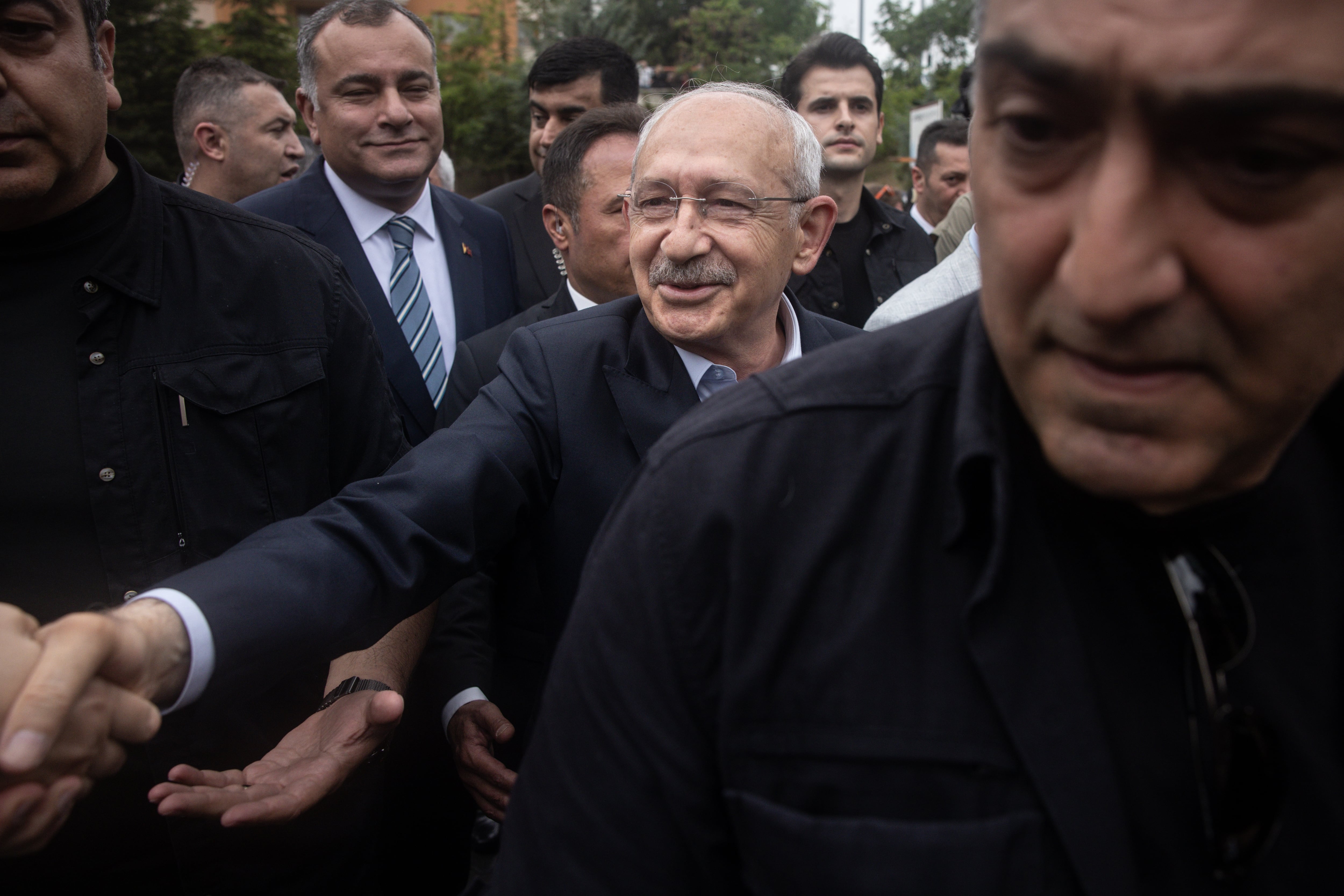 El líder del CHP Kemal Kilicdaroglu saludando a simpatizante