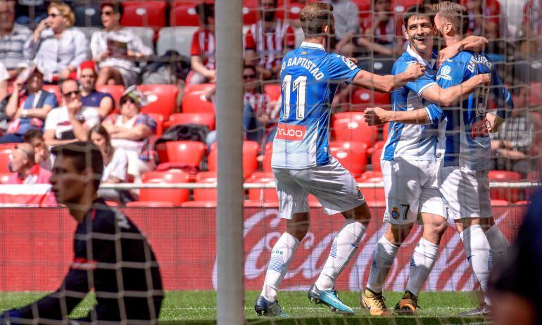 Los jugadores del Espanyol, el delantero Gerard Moreno (c), el centrocampista David López (d) y el delantero brasileño Leonardo Carrilho Baptistao, celebran el gol convertido por López durante el partido contra el Athletic de Bilbao, correspondiente a la 