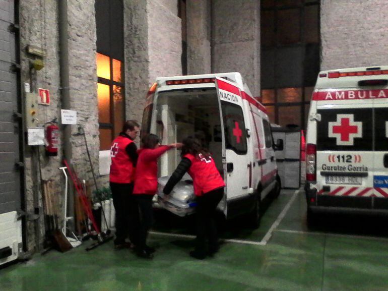 Voluntarios de Cruz Roja preparan la salida nocturna