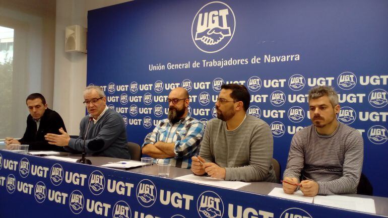 Representantes de la mayoría sindical del comité de empresa (UGT, CCOO y Cuadros) exponen junto con Lorenzo Ríos (segundo por la izquierda), la situación de la fábrica de bombas hidráulicas ubicada en Orkoien