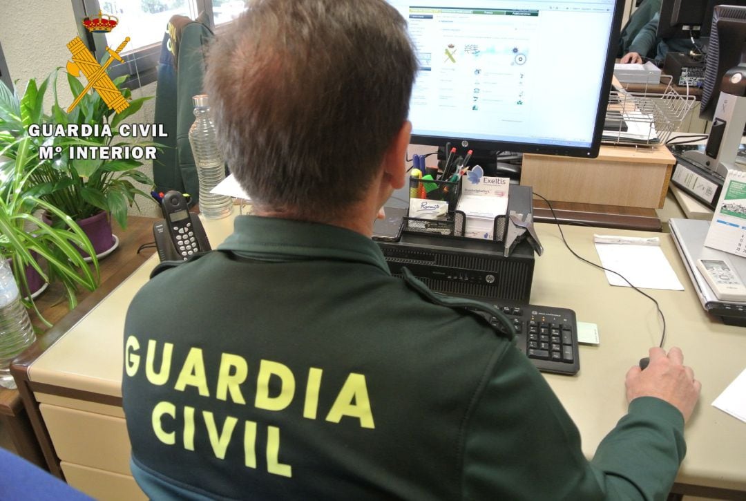 Guardia Civil investiga con un ordenador, en una imagen de archivo.