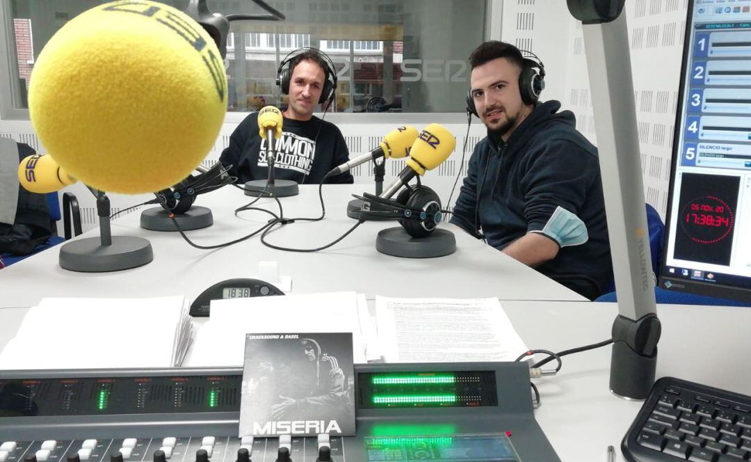 Cracksound (i) y Dasel, en los estudios de Cadena SER Puertollano