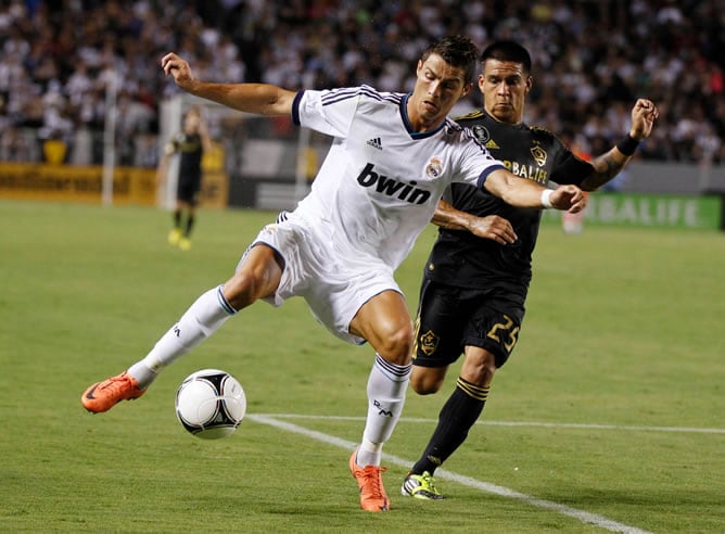 Cristiano controla el balón en el partido ante los Galaxy