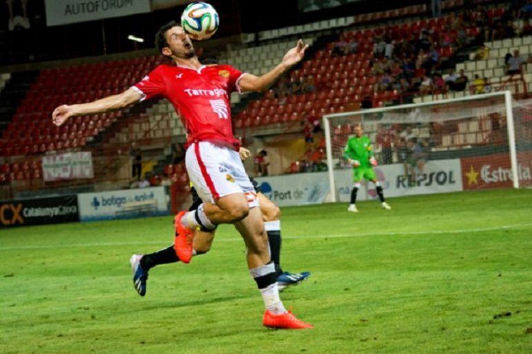 Azkorra disputa un balón con el Nàstic (foto: gimnasticdetarragona.com)