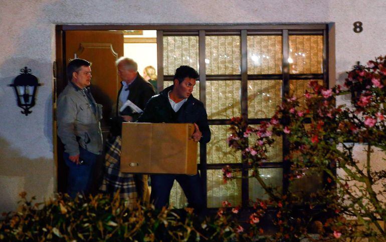 Policías alemanes se llevan cajas de la casa de los padres del copiloto Andreas Lubitz