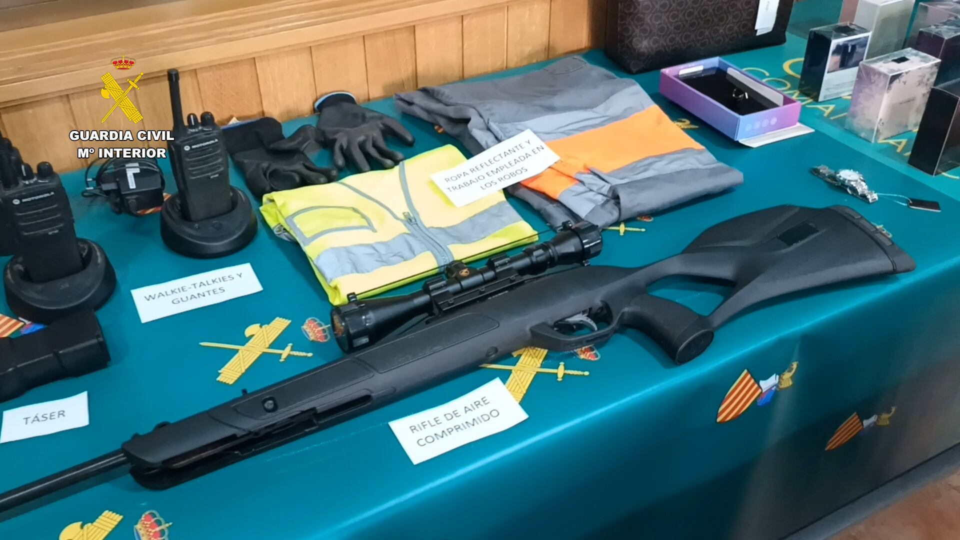 Algunos de los objetos robados incautados.