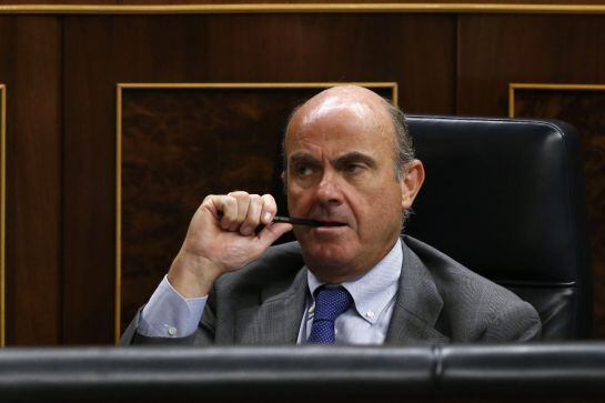 El ministro de Economía, Luis de Guindos, durante el pleno del Congreso.