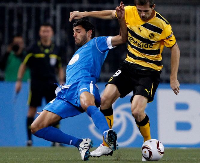 El jugador del Young Boys Lulic se hace con la pelota frente al del Getafe Miguel Torres durante el partido entre ambos equipos en la Europa League