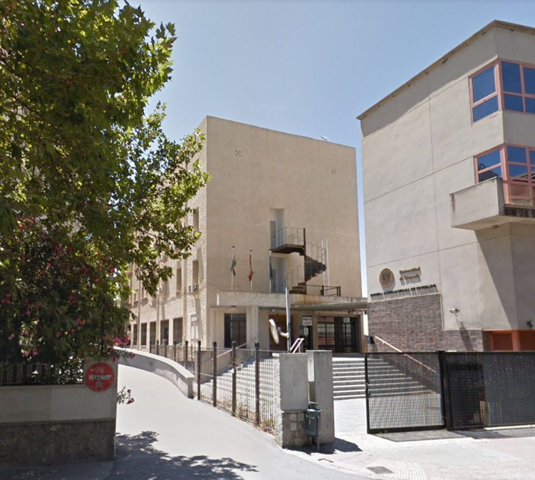 La Escuela de Postgrado de la Universidad de Granada (UGR) en la Avenida de Madrid, en primer término y, detrás, el edificio de la antigua Facultad de Ciencias de la Salud