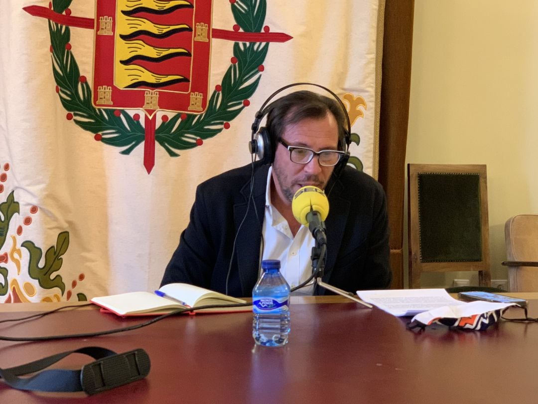 El alcalde de Valladolid, Óscar Puente, durante la entrevista en Hoy por Hoy Valladolid