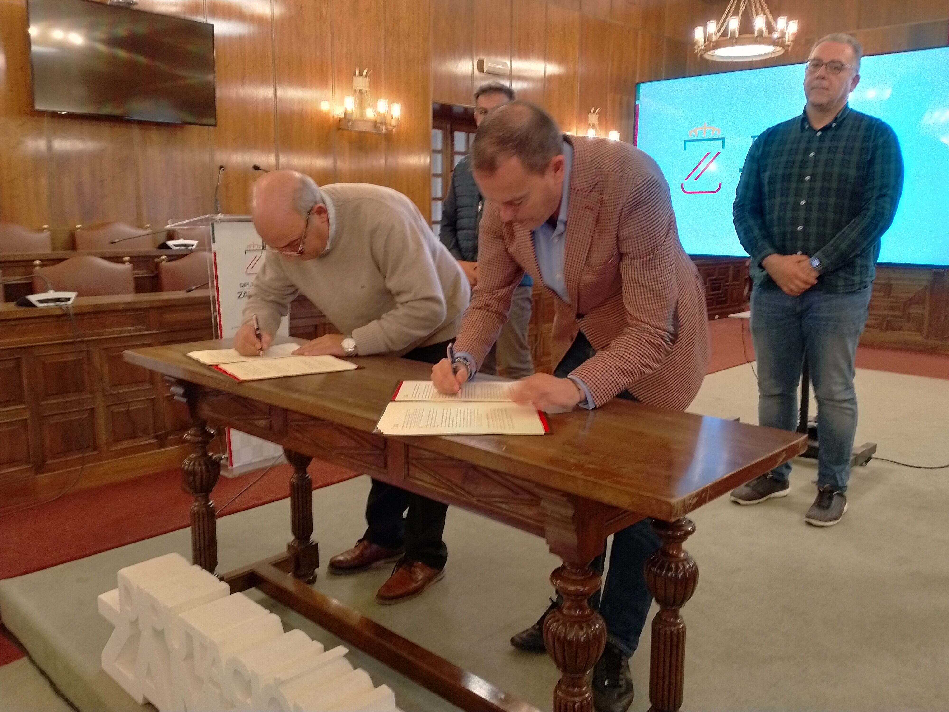 El Presidente de la Diputación Provincial de Zamora, Francisco Requejo, y el alcalde de Galende, Jose Manuel Prieto, firman el convenio de colaboración