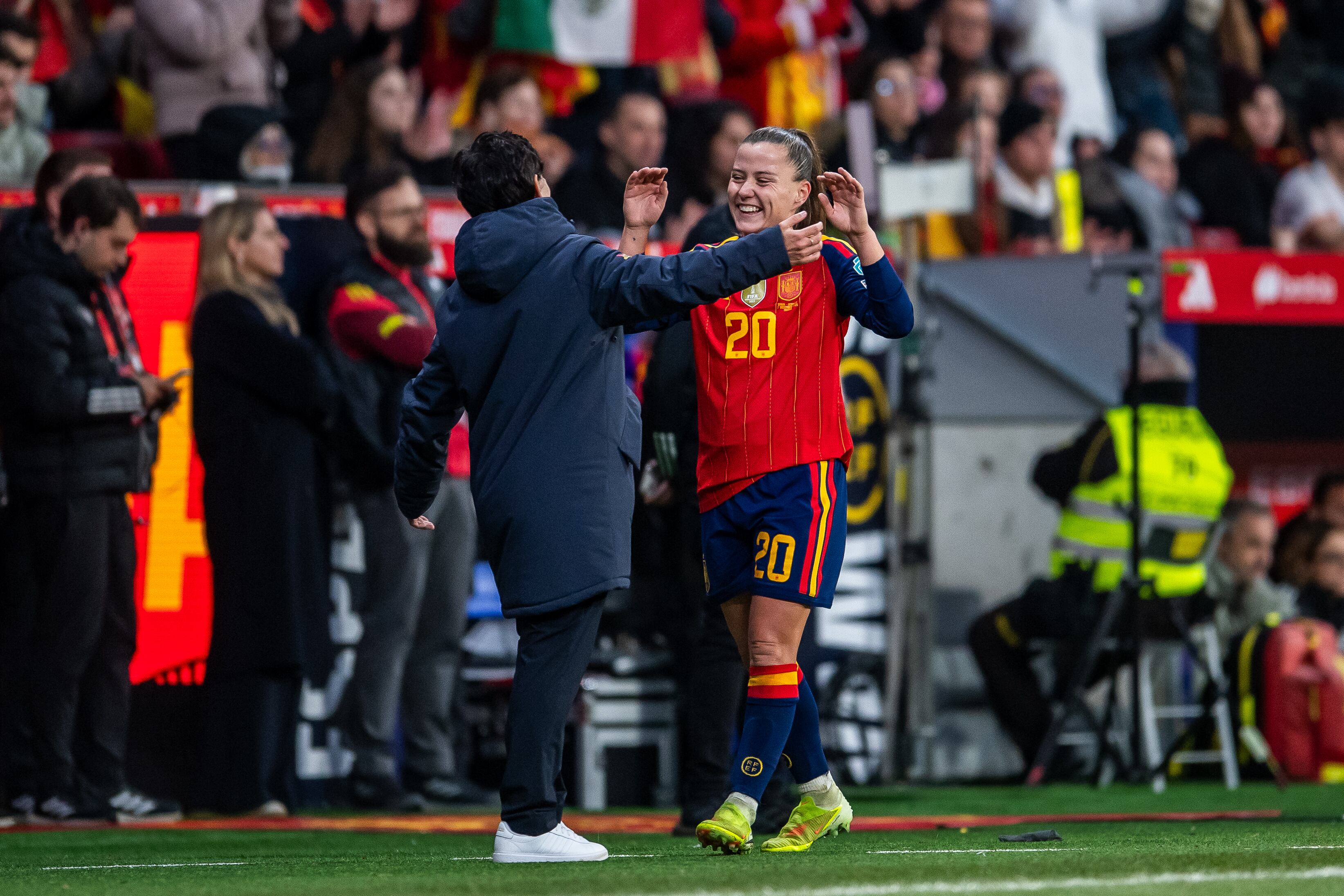 Sonia Bermúdez felicita a Claudia Pina en un partido de España