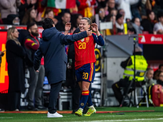 Sonia Bermúdez felicita a Claudia Pina en un partido de España