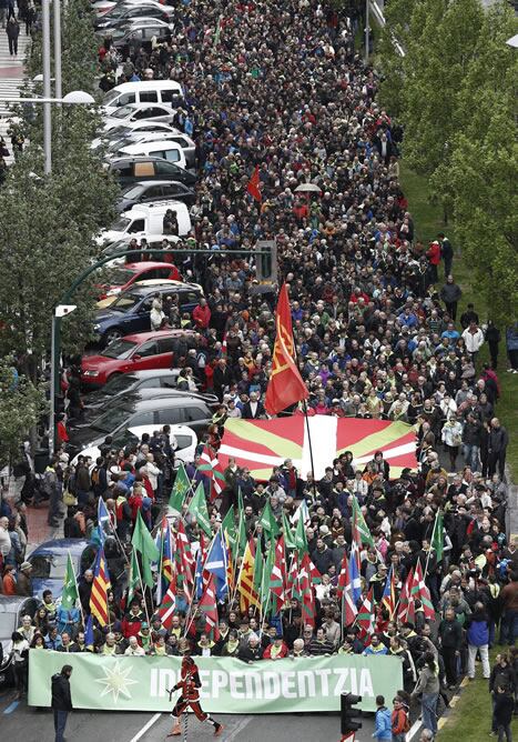 Miles de personas han reclamado por las calles de Pamplona el derecho a decidir en la manifestación del Aberri Eguna, convocada por la Red Independentistak.