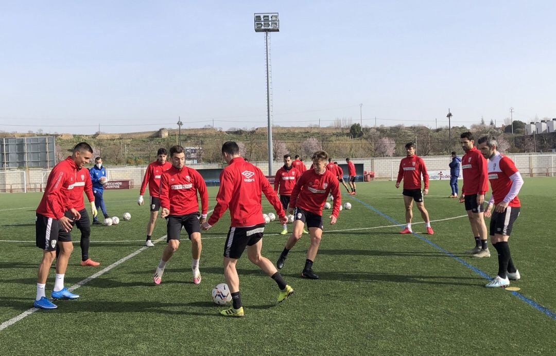 Iñaki, en el rondo, junto a otros compañeros en la sesión de hoy viernes.