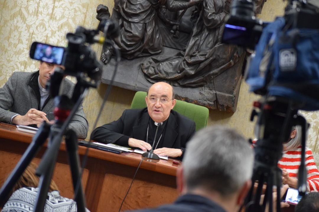 El arzobispo de Burgos, Fidel Herráez, en la presentación del programa pastoral con motivo del VIII Centenario de la Catedral