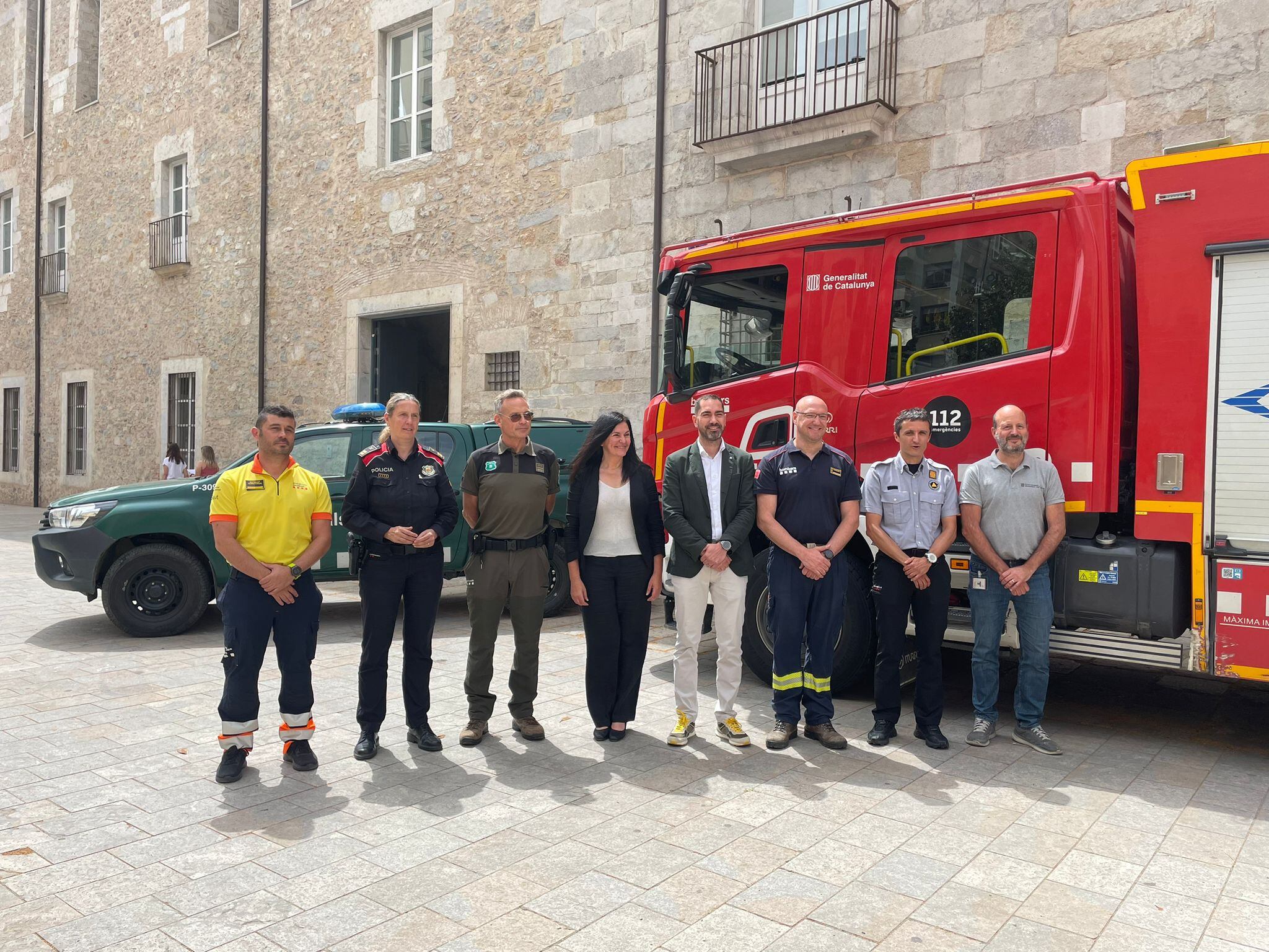 Els responsables dels diferents cossos que intervenen en l&#039;extició d&#039;incendis acompanyats de la delegada de la Generalitat a les comarques de Girona.