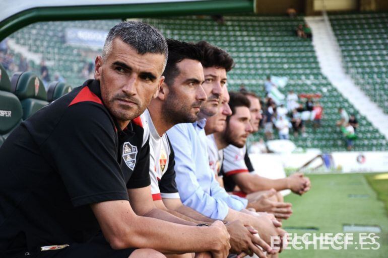 Vicente Parras, técnico del Ilicitano, en el banquillo del Martínez Valero