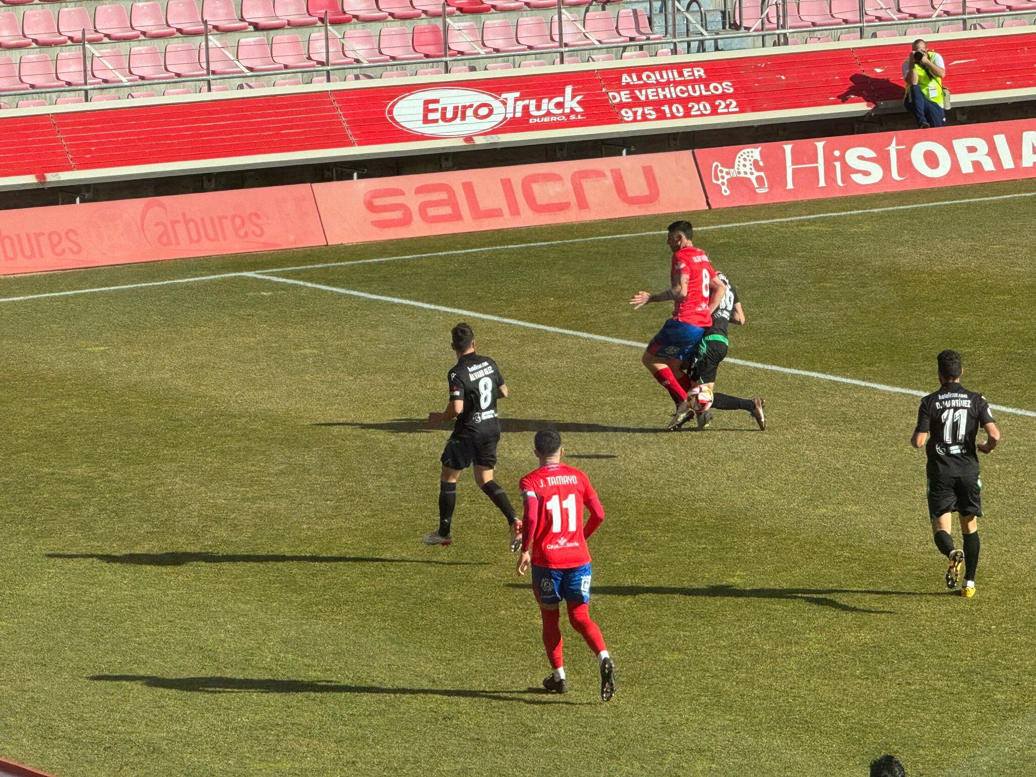 Alain Ribeiro, que acabó lesionado, en un lance del juego, con Tamayo cerca de la acción.