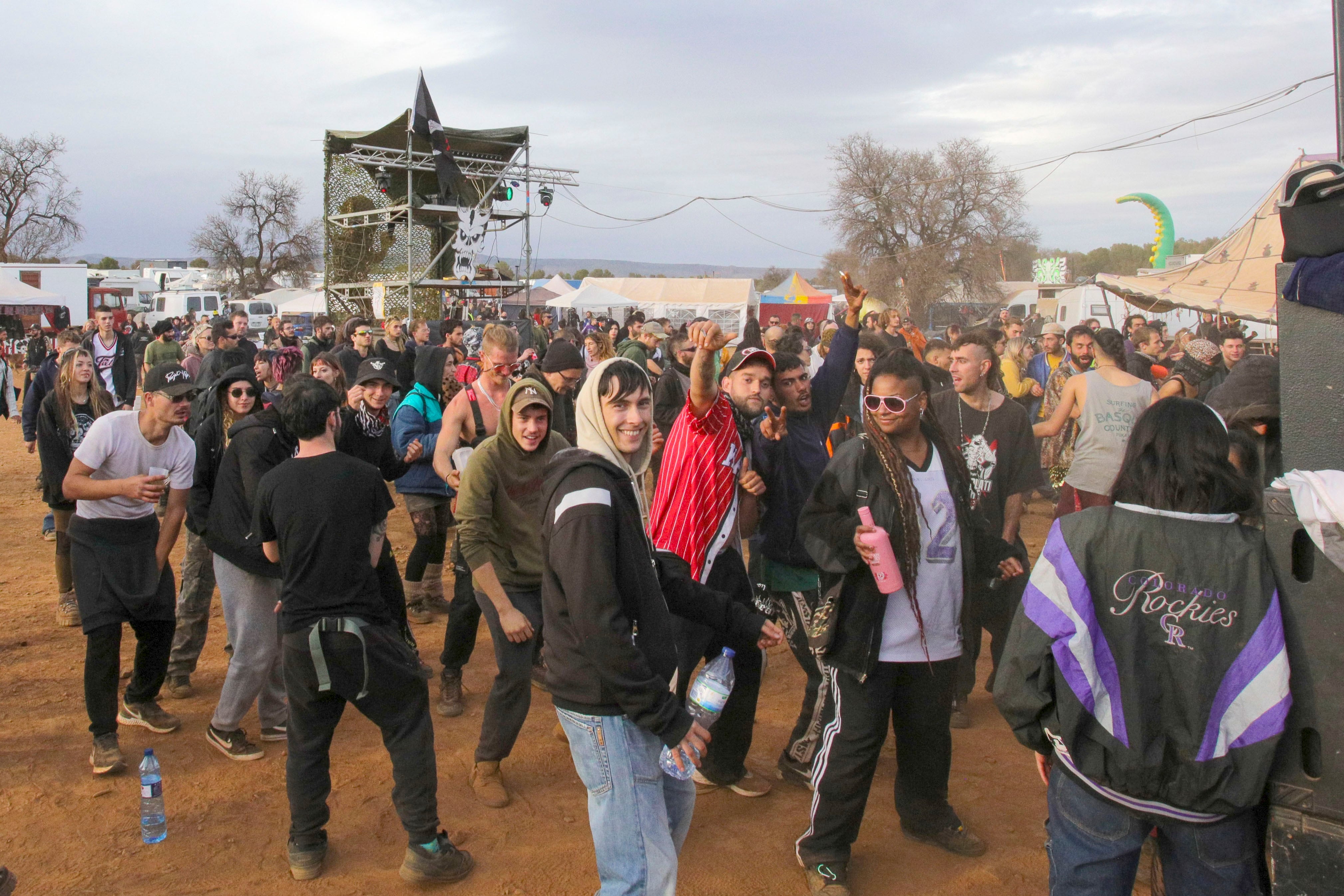 Varios asistentes este lunes en el recinto donde se celebra la fiesta rave ilegal de La Peza (Granada), que desde el pasado 30 de diciembre reúne a más de un millar de personas y se mantendrá hasta este martes sin que se hayan registrado incidentes.