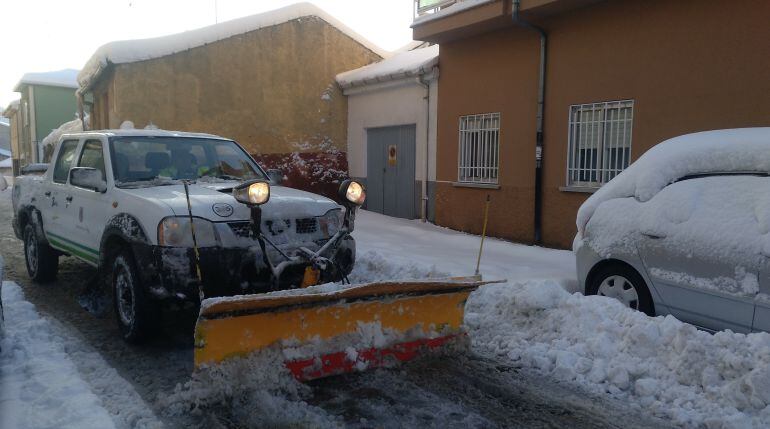 Un vehículo de FCC dotado con una pala limpia la calle Deán Castor Robledo