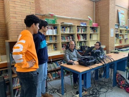 Alumnos del IES Macarena observando el trabajo de los técnicos de Radio Sevilla, Manolo Arenas y Borja Troya