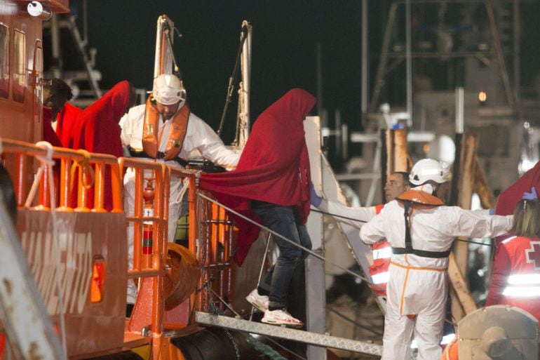 GRA643. ALMERIA, 4 4 2017.- Miembros de Salvamento Marítimo y de la cruz roja ayudan a desembarcar en el puerto de Almeria, a varios de los 52 subsaharianos rescatados cuando navegaban en una patera a unas 24 millas al sur de la localidad granadina de Mot