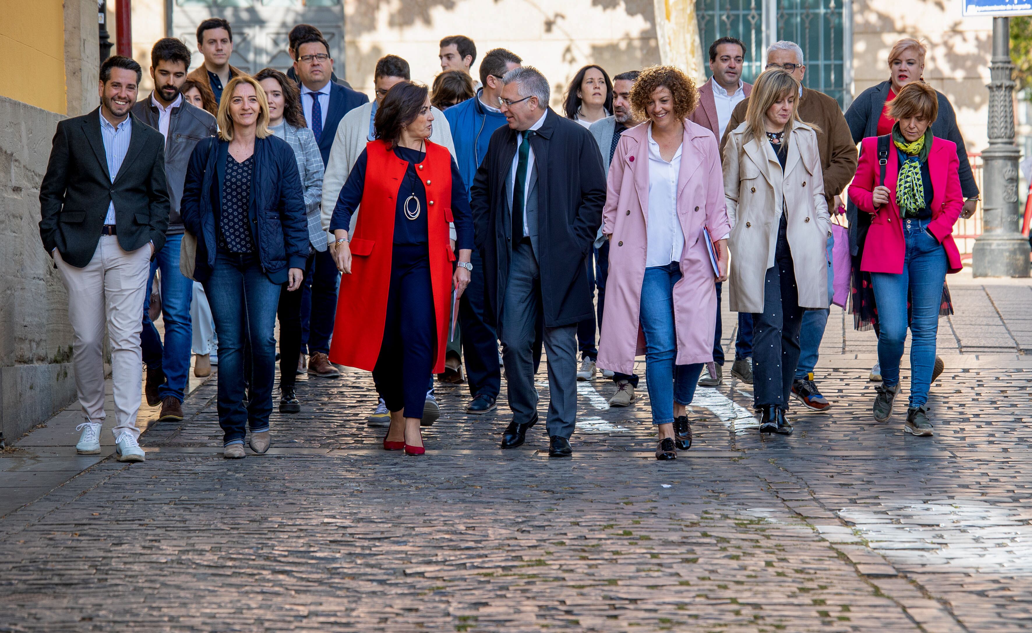 LOGROÑO, 19/04/2023.- La secretaria general del PSOE La Rioja y candidata a la Presidencia del Ejecutivo regional, Concha Andreu (3i), acompañada por los miembros de su lista, a su llegada este miércoles al Parlamento Riojano donde registra ante la Junta Electoral la candidatura de su partido a las elecciones al Parlamento autonómico. EFE/Raquel Manzanares

