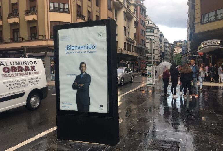 Imagen de uno de los carteles con la fotografía de Felipe VI que han aparecido en San Sebastián.