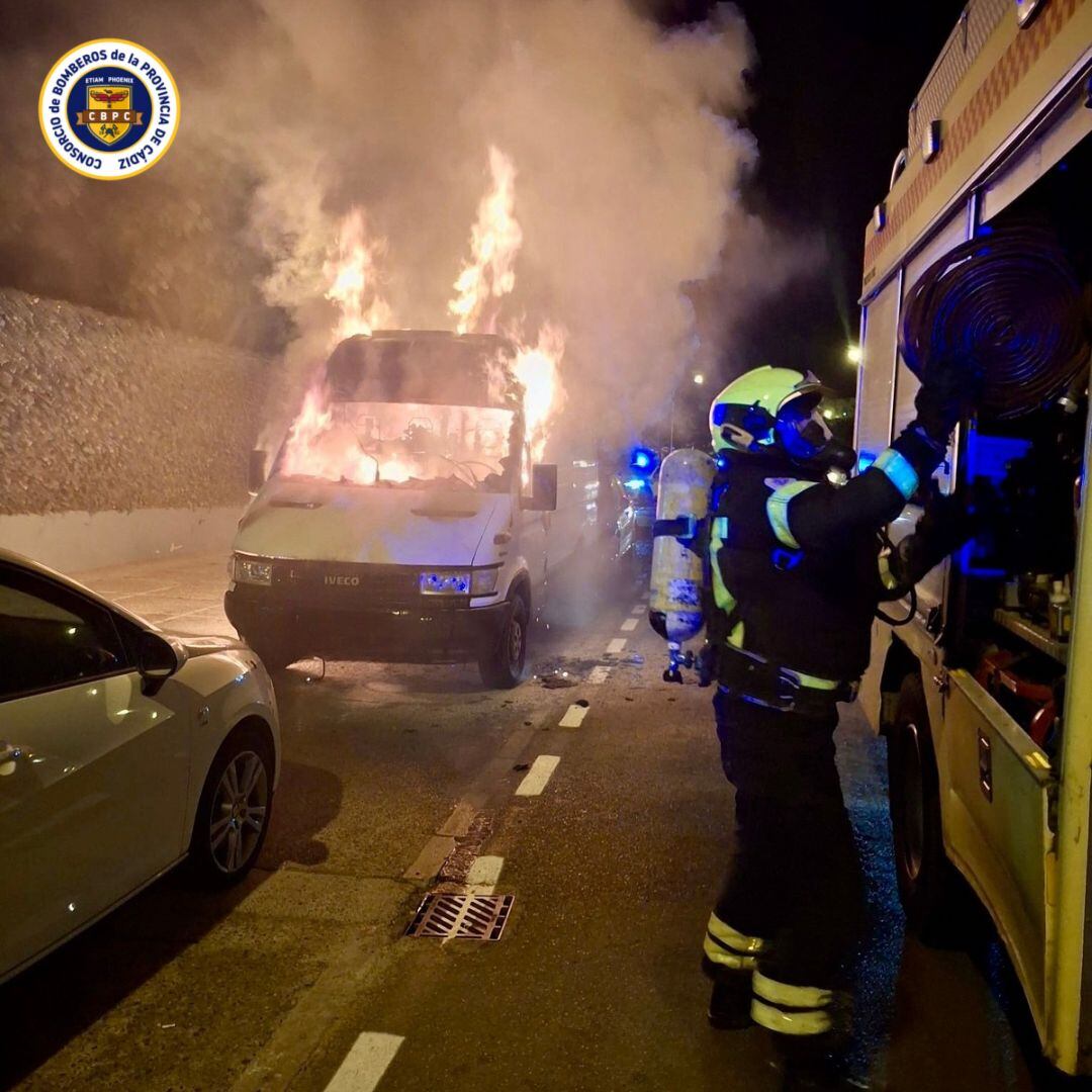 El vehículo camperizado en plena labor de extinción del fuego