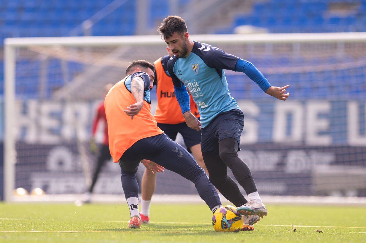 Carlos Puga intenta un regate en un entrenamiento del Málaga