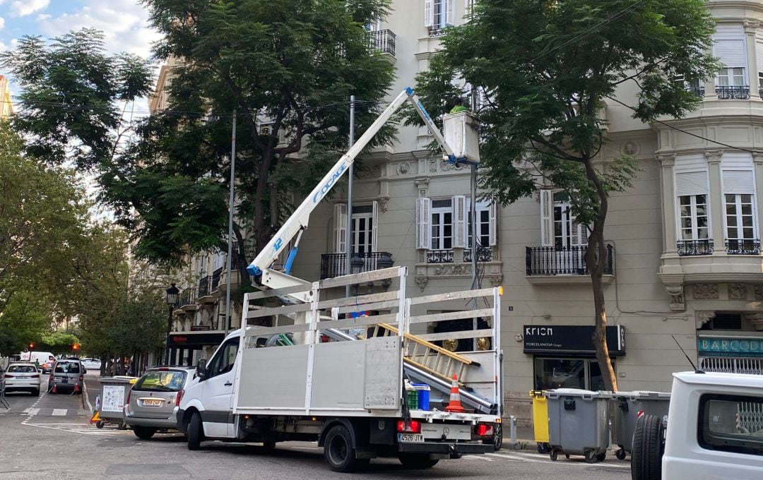 Falla Almirante Cadarso-Conde Altea colocando la iluminación para las Fallas 2021