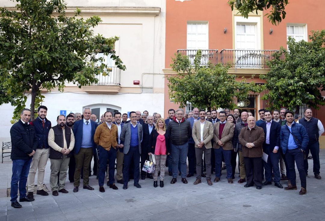 La alcaldesa Mamen Sáchez junto a representantes de las hermandades de la Semana Santa de Jerez