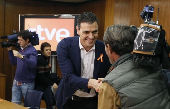 El secretario general del PSOE, Pedro Sánchez, saluda a un cámara de televisión poco antes de la reunión con los representantes de los diferentes sindicatos de RTVE.