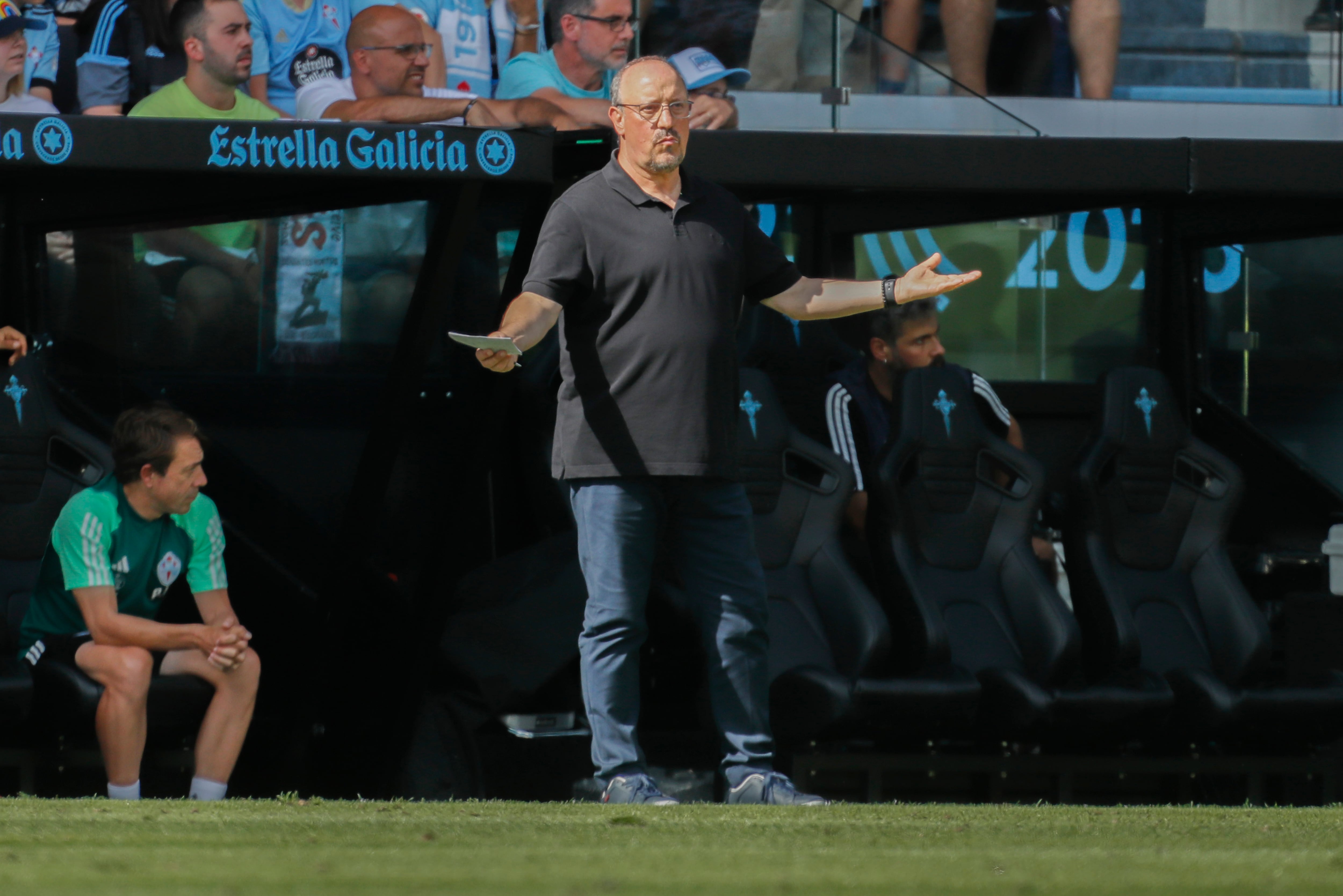 VIGO (PONTEVEDRA), 13/08/2023.- El entrenador del Celta de Vigo, Rafa Benítez, durante el partido de la jornada 1 de LaLiga que disputan el Celta de Vigo y el Osasuna este domingo en el estadio de Balaídos en Vigo.- EFE/ Salvador Sas
